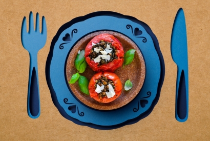 Zapiekane pomidory z soczewicą zieloną i szpinakiem